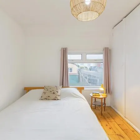 Bright, Stylish Townhouse *